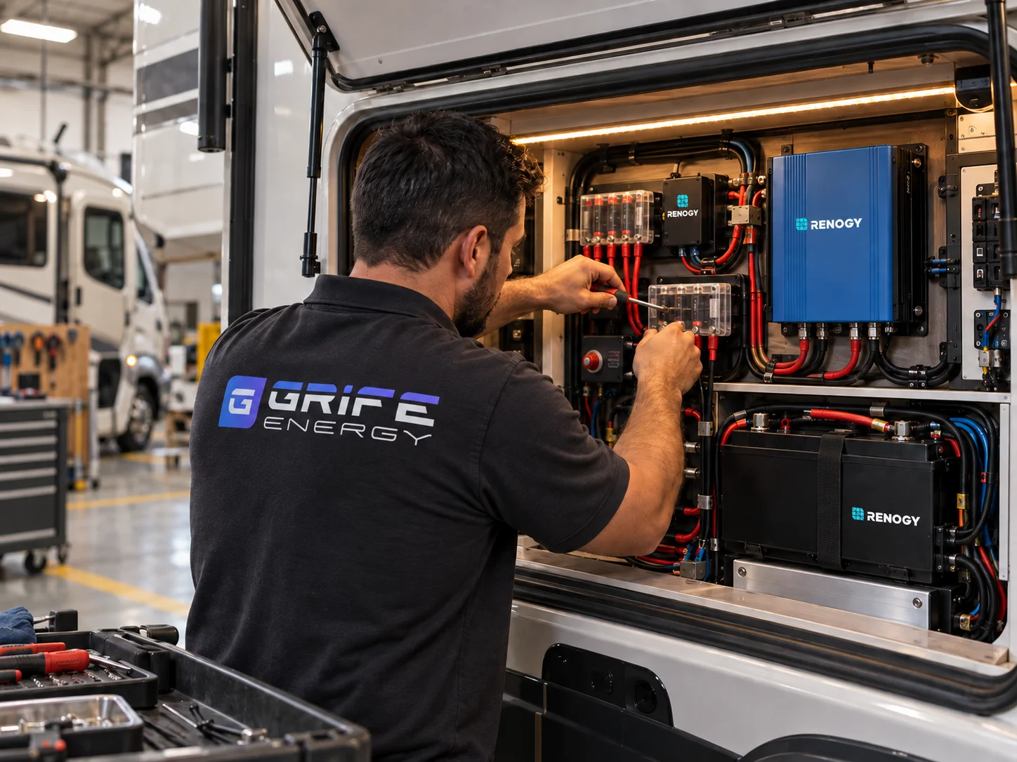 Técnico Grife Energy trabalhando em um sistema Renogy de energia móvel
